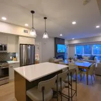 2 bedrooms-3 beds 2 baths-Rocky Creekside Retreat - Top Floor - Heated Pool and Hot Tub, ξενοδοχείο σε Dead Man's Flats