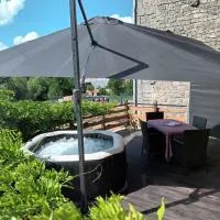 Maison de campagne avec jacuzzi, animaux de compagnie acceptés, хотел 
