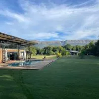 Hartbeespoort Glass House Hot Tub and Views, hotel en Skeerpoort