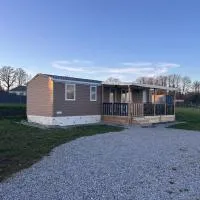 MOBIL-HOME JASMIN 04 à 06 places、Saint-Marc-à-Frongierのホテル