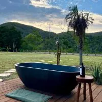 Private Treehouse Digital Detox Retreat with Fire Pit and Outdoor Bath، فندق في Kin Kin