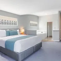 Waves Luxury Suites & Port Central Apartments, hotel di Port Campbell