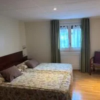 Hostal Ripollès, отель в городе Риполь