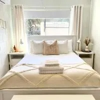 Family & Couples Beachside Stay Ocean Glimpses 2 mins walk to the beach, hotel en Brooms Head