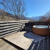 CHALET JACUZZI PRIVE, TERRASSE et VUE MONTAGNE DANS CAMPING 3 ETOILES: Chateauroux-les-Alpes şehrinde bir otel