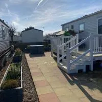 230 Unity Holiday Resort 6 Birth cosy and secure property next to all shops and entertainment passes optional, hotel en Brean