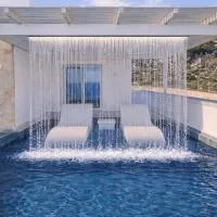 Aqua blue villa with private swimming pool، فندق في أموبي
