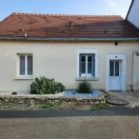 Agréable maison au cœur d'un petit village, hotel a Saint-Genou