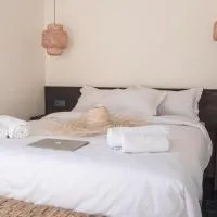 Sea and Sunset Boutique Villa Bed and Breakfast, hotel a Ikouzza