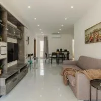 2 bedroom bright apartment, hotel a Gudja