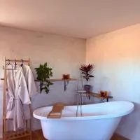 מים במדבר, hotel di Zuqim