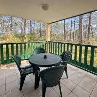 Appartement T2 avec PISCINE- 4 couchages - TERRASSE VUE SUR LA FORET - PARKING - PROCHE LAC ET OCEAN, hotel di Carcans