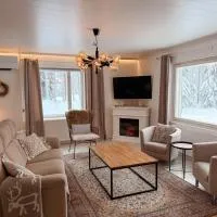 Lakefront Villa AINOLA, 55 km from Rovaniemi, hotel di Rovaniemi