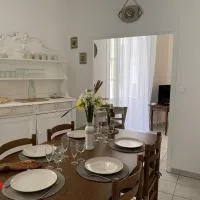Echoppe Ancienne Boutique de cordonnier avec jardin privé, hotell i Aubeterre-sur-Dronne