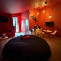 Love Room- Jacuzzi XXL- Climatisé- Table massage Accessoires, hotelli LʼEscarènessä