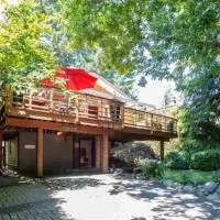 Cozy Snug Cove Treehouse, Hotel in Bowen Island
