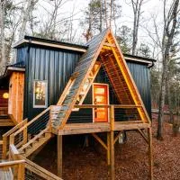 Midcentury Modern Tiny home w/ outdoor tub, hotel in Dahlonega