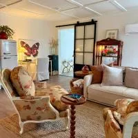 The Wing - luxurious king suite tiny studio home!, отель в городе Юрика-Спрингс