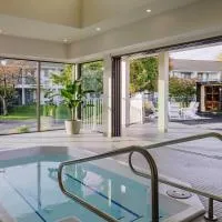 Balcomo, a Ramada by Wyndham، فندق في بينتيكتون