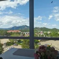 Апартаменты с красивым видом на горы в самом центре Борового: Burabay şehrinde bir otel