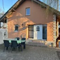 Ferienhaus Garda Hundefreundlich großer Garten Terrasse WLAN, hotel v destinácii Günthers