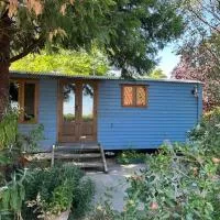 Swifts Return Shepherd's Hut, hotelli kohteessa North Lopham