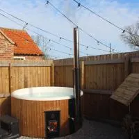 Luxury Barn With Private Wood-Fired Hot Tub, hotell i Selby