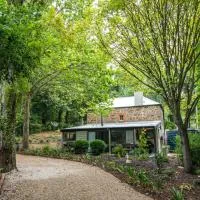 Holly Cottage - Historic Garden Serenity,Bridgewater的飯店