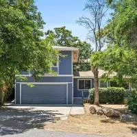 Riverkern Retreat House، فندق في كيرنفيل