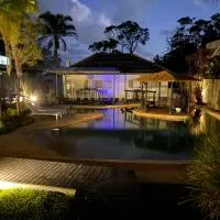 Waterfront Oasis Lakefront Villa with Pool and Sauna, hotel a Lake Munmorah