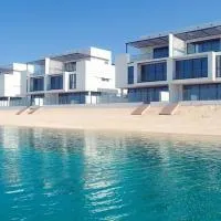 Beachfront Villa with Heated Private Pool & Jacuzzi, hotel en Al Ḩamrīyah