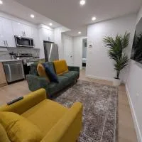 Granny's Hug, a cozy 2 Bedroom Basement Suite, hotel v destinácii Calgary