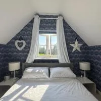School House Annexe - private spacious apartment, hotel di Tong