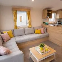 M&B Holiday Home 2025 Cozy Beach side Caravan 4 Beds, 3 Sofa Bed, 7 Sleep, Wifi, Tea and Coffee, Free Parking, hotel v destinácii Saint Osyth