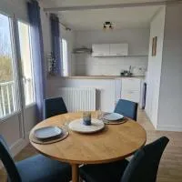 Appartement face gare, neuf, calme, parking,, מלון בLamballe Armor