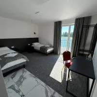 Przystań M - Pokoje Gościnne Nad Jeziorem, hotel u gradu 'Rębków'