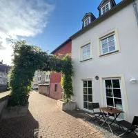 Haus direkt an der Saar - Altstadt - Flussblick, Hotel in Saarburg