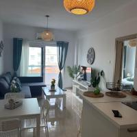 Lazuli Sea View Beachfront - Ap Finikoudes, kh&aacute;ch sạn ở Larnaka