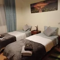 Q2 Twin room Sofia's Happy Apartment Loulé Quarteira Almancil, hotel di Loulé