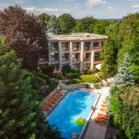 Hotel Villa Pax, hotelli kohteessa Balatonalmádi
