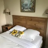 LOGIS Hôtel & Restaurant - Au Bord du Lac, hotel em Saint-Rémy-lès-Chevreuse