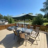 Luxury Lakeside Lodge L1 with hot tub situated at Tattershall Lakes Country Park, отель в городе Таттершолл