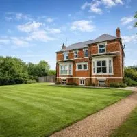 Group Accommodation - Rushden A6 Manor House - Private Gated -Sleeps 15 - Secure Parking, hotel u gradu 'Rushden'
