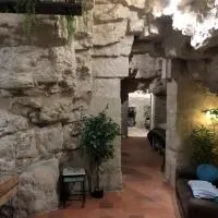 TROGLODYTE - La Grotte d'Auré, hotel en Le Puy-Notre-Dame