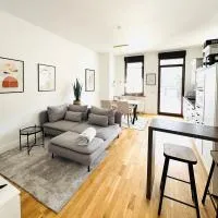 Viesnīca NIRO I Design City Apartment, Dachterrasse, modern, Top Lage, Zentrum, W-LAN, TV pilsētā Veinheima