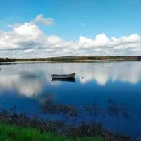 Au bord du lac Vioreau 44, hotel u gradu Joué-sur-Erdre