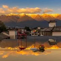 SIXI CANGSHAN MOUNTAINS GOLDEN SUNRISE MIRROR OF THE SKY SOUND SLEEP HOTEL DALI ANCIENT CITy – hotel w mieście Dali