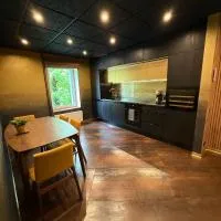 BRIVIBAS RESIDENCE - SUNSET, free PRIVATE parking, free WIFI, self check-in, מלון בריגה