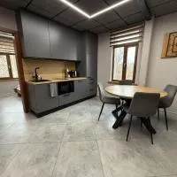 BRIVIBAS RESIDENCE - WEST / EAST, free PRIVAT parking, free WIFI, self check-in, hotel em Riga