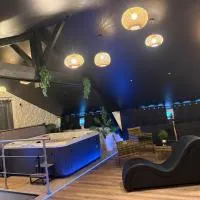 AMORE suite de luxe & spa, hotel Laplume városában